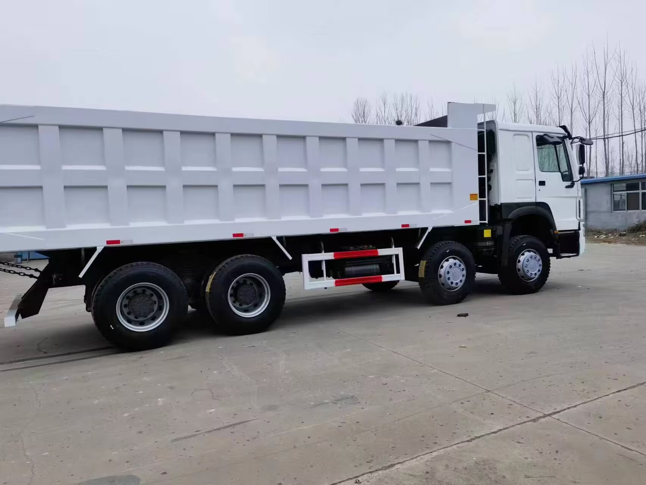 SINOTRUK HOWO 8*4 6*4 dump truck - Camion basculantă: Foto 1 SINOTRUK HOWO 8*4 6*4 dump truck - Camion basculantă: Foto 1