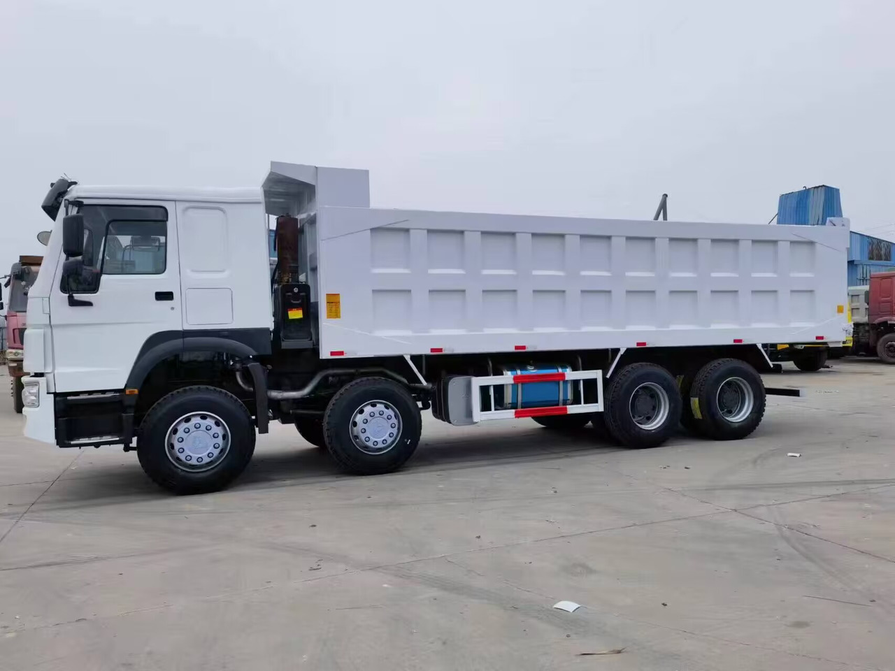 SINOTRUK HOWO 8*4 6*4 dump truck - Camion basculantă: Foto 5 SINOTRUK HOWO 8*4 6*4 dump truck - Camion basculantă: Foto 5