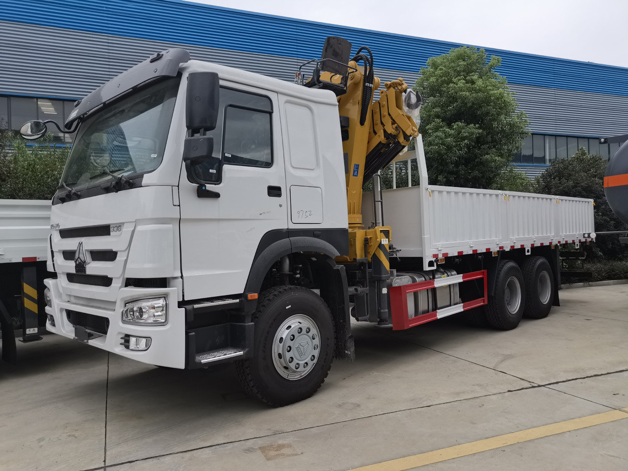 SINOTRUK HOWO 8 TON Knuckle Boom Crane TRUCK MOUNTED CRANE - Camion cu macara: Foto 1 SINOTRUK HOWO 8 TON Knuckle Boom Crane TRUCK MOUNTED CRANE - Camion cu macara: Foto 1
