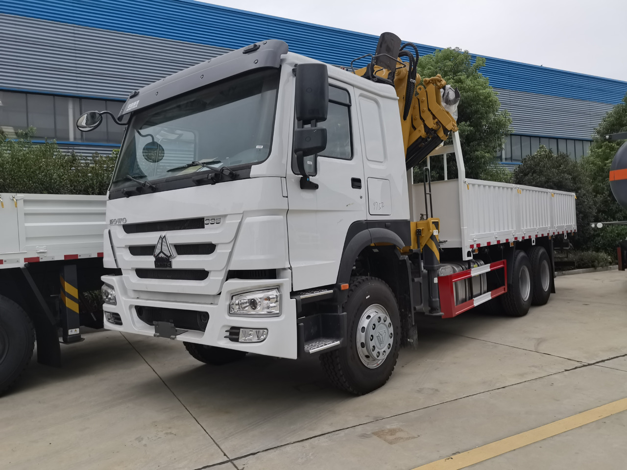 SINOTRUK HOWO 8 TON Knuckle boom truck-mounted crane - Camion cu macara: Foto 1 SINOTRUK HOWO 8 TON Knuckle boom truck-mounted crane - Camion cu macara: Foto 1