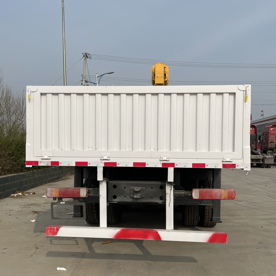 SINOTRUK HOWO 8 TON Knuckle boom truck-mounted crane - Camion cu macara: Foto 5 SINOTRUK HOWO 8 TON Knuckle boom truck-mounted crane - Camion cu macara: Foto 5