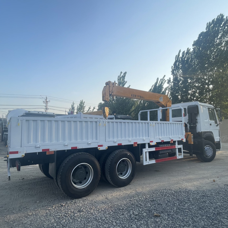 SINOTRUK HOWO 8 TON TRUCK-MOUNTED CRANE - Camion cu macara: Foto 1 SINOTRUK HOWO 8 TON TRUCK-MOUNTED CRANE - Camion cu macara: Foto 1
