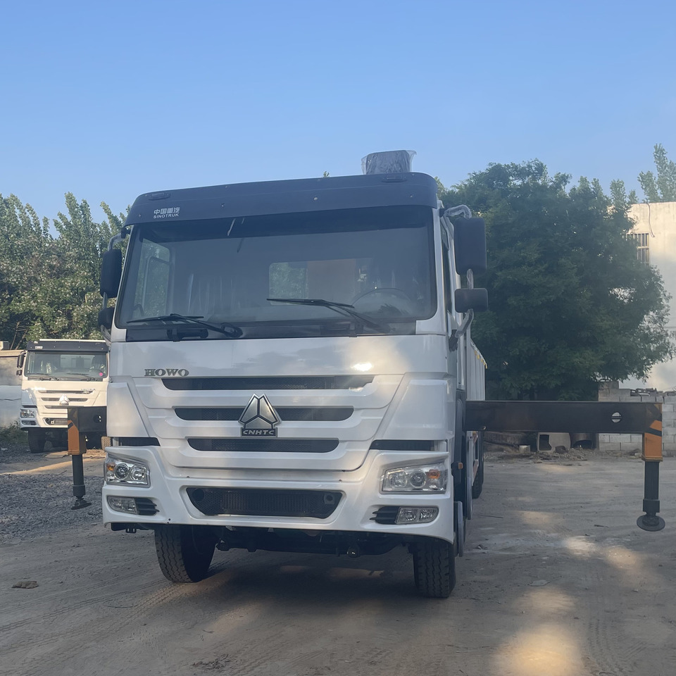 SINOTRUK HOWO 8 TON TRUCK-MOUNTED CRANE - Camion cu macara: Foto 2 SINOTRUK HOWO 8 TON TRUCK-MOUNTED CRANE - Camion cu macara: Foto 2