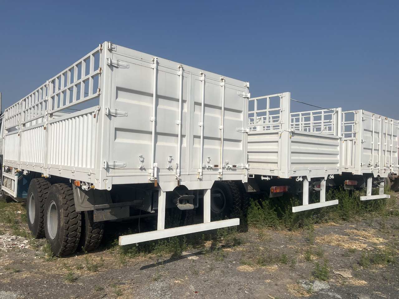 SINOTRUK HOWO DUMP TRUCK LIVESTOCK TRUCK WITH FENCE 371 380 400 420 460 HP - Camion transport animale: Foto 1 SINOTRUK HOWO DUMP TRUCK LIVESTOCK TRUCK WITH FENCE 371 380 400 420 460 HP - Camion transport animale: Foto 1