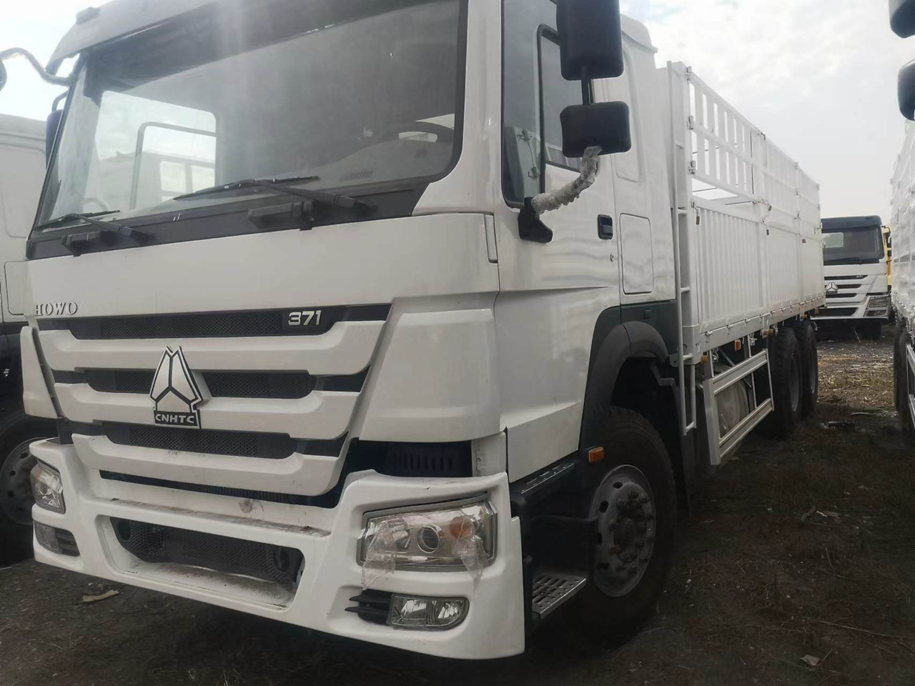 SINOTRUK HOWO DUMP TRUCK LIVESTOCK TRUCK WITH FENCE 371 380 400 420 460 HP - Camion transport animale: Foto 5 SINOTRUK HOWO DUMP TRUCK LIVESTOCK TRUCK WITH FENCE 371 380 400 420 460 HP - Camion transport animale: Foto 5