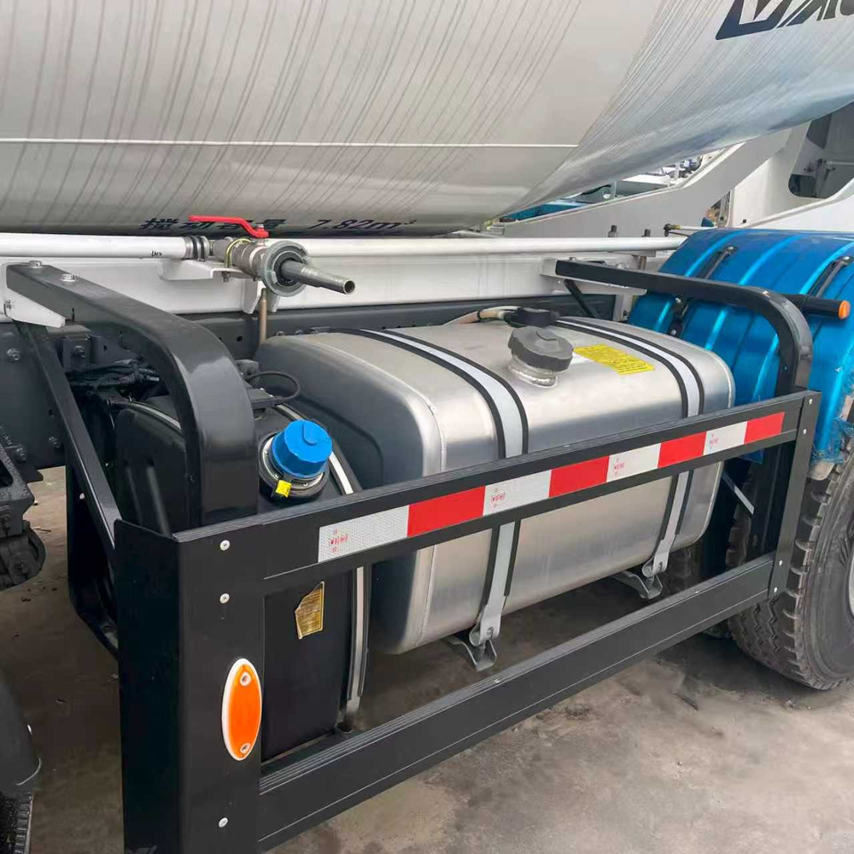 SINOTRUK HOWO TX350 EURO V Stage 5 - Autobetonieră: Foto 4 SINOTRUK HOWO TX350 EURO V Stage 5 - Autobetonieră: Foto 4