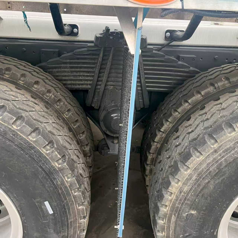 SINOTRUK HOWO TX350 EURO V Stage 5 - Autobetonieră: Foto 5 SINOTRUK HOWO TX350 EURO V Stage 5 - Autobetonieră: Foto 5