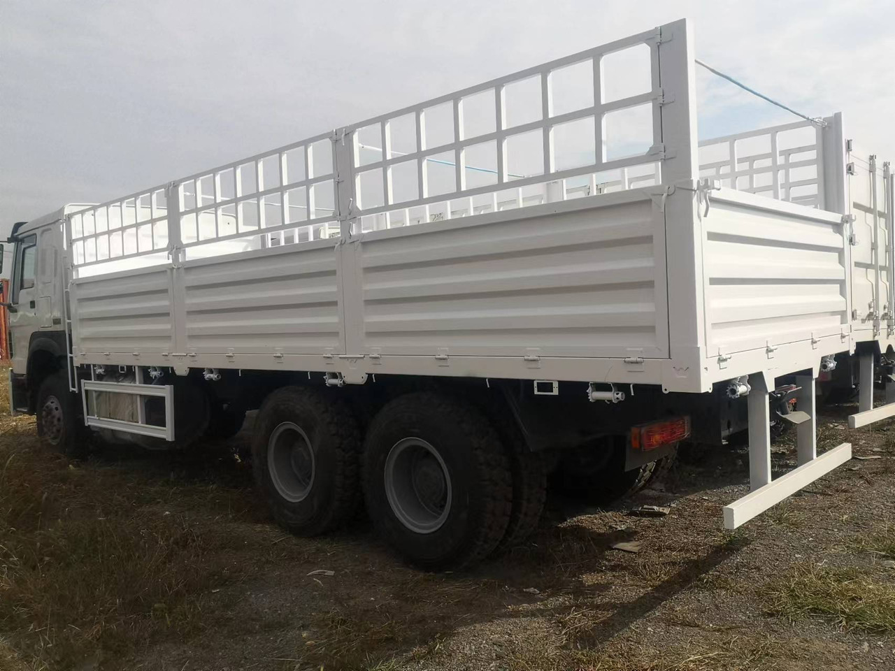 SINOTRUK HOWO WITH FENCE LIVESTOCK DUMP TRUCK - Camion basculantă: Foto 4 SINOTRUK HOWO WITH FENCE LIVESTOCK DUMP TRUCK - Camion basculantă: Foto 4