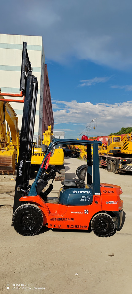 TOYOTA FD30 - Stivuitor diesel: Foto 1 TOYOTA FD30 - Stivuitor diesel: Foto 1