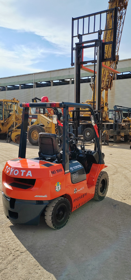 TOYOTA FD30 - Motostivuitor: Foto 4 TOYOTA FD30 - Motostivuitor: Foto 4