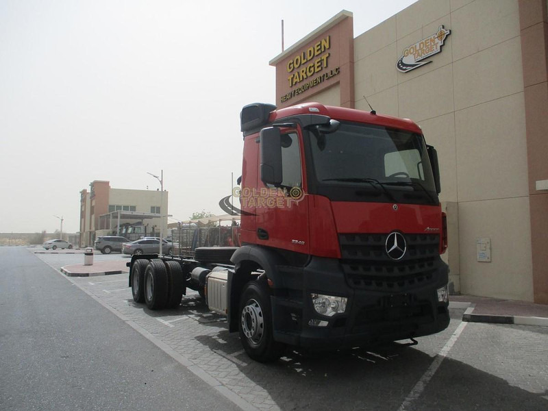 Mercedes-Benz Arocs 3348 - Semiremorcă şasiu: Foto 1 Mercedes-Benz Arocs 3348 - Semiremorcă şasiu: Foto 1