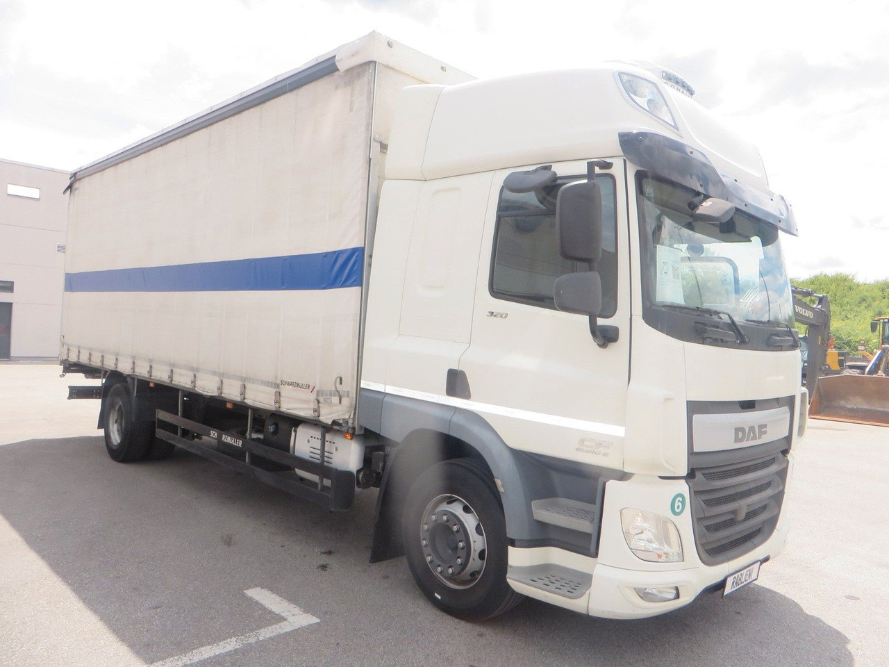 DAF CF320 4x2 18T Curtainside 7.70m - Camion cu prelată: Foto 2 DAF CF320 4x2 18T Curtainside 7.70m - Camion cu prelată: Foto 2