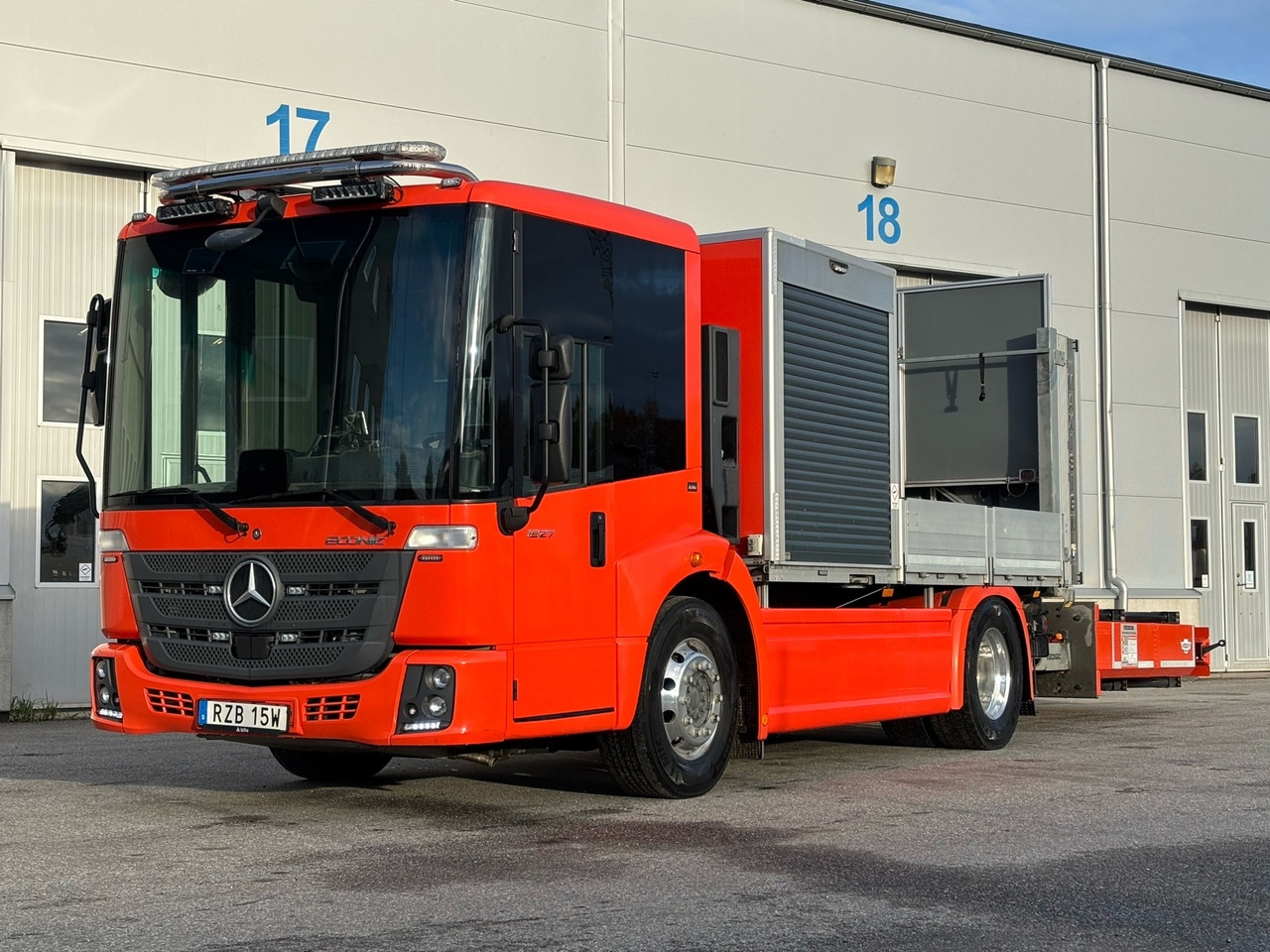 TMA-bil Mercedes-Benz Econic 1827 4x2 -2021 | Hiab-kran - Camion platformă, Camion cu macara: Foto 1 TMA-bil Mercedes-Benz Econic 1827 4x2 -2021 | Hiab-kran - Camion platformă, Camion cu macara: Foto 1