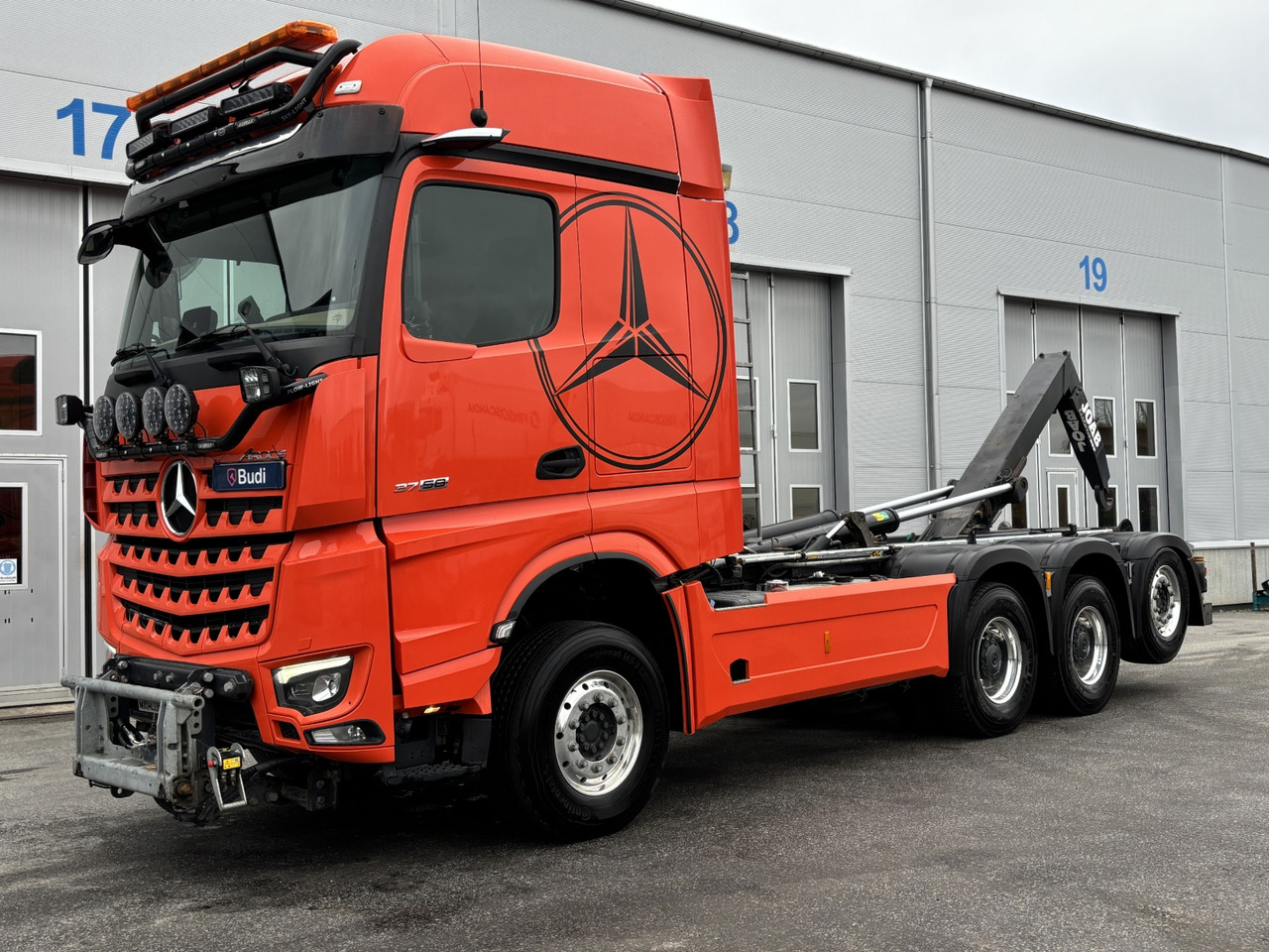 Tridemväxlare Mercedes-Benz Arocs 3758 -2023 | JOAB L24 | Plogutrustad - Camion cu cârlig: Foto 1 Tridemväxlare Mercedes-Benz Arocs 3758 -2023 | JOAB L24 | Plogutrustad - Camion cu cârlig: Foto 1