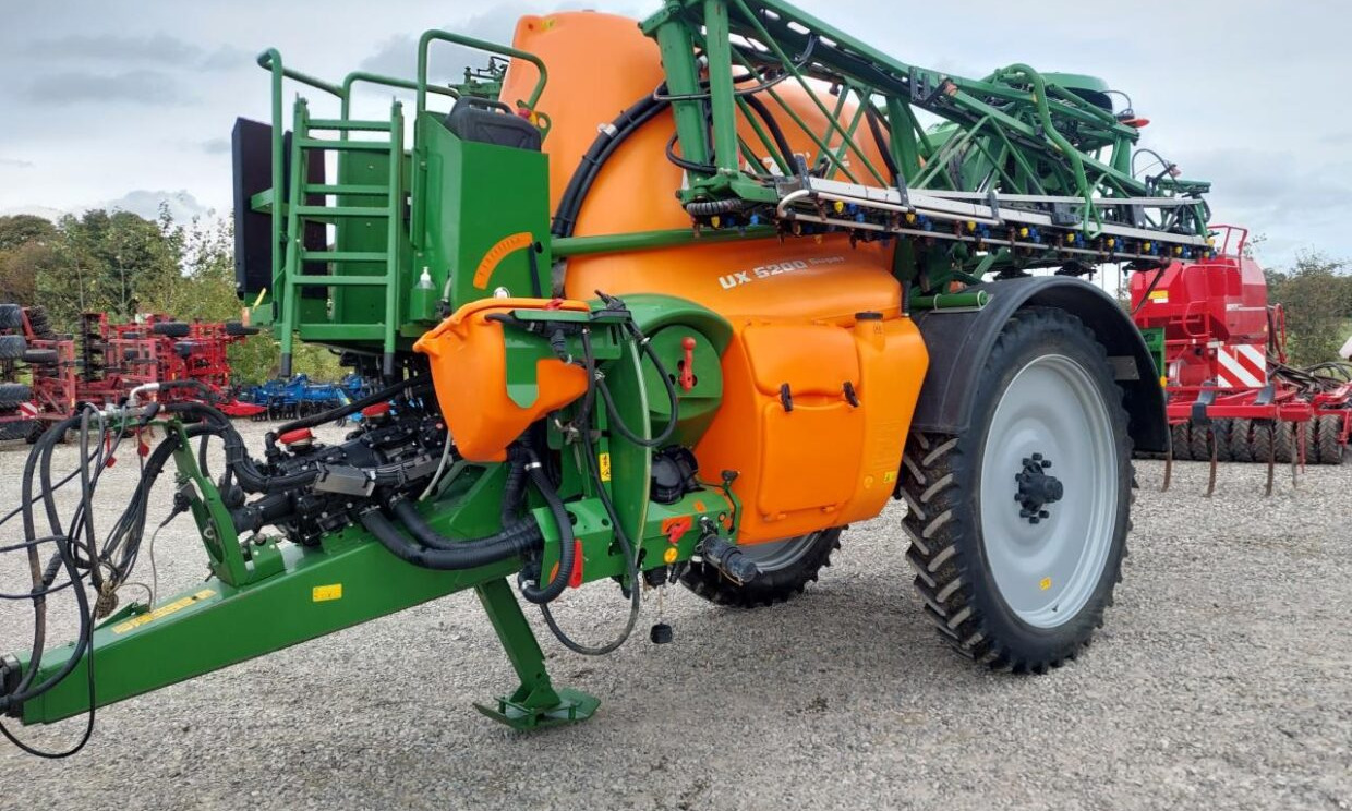 Amazone UX 5200 - 28m med Ama-Select - Maşină de erbicidat tractata: Foto 1 Amazone UX 5200 - 28m med Ama-Select - Maşină de erbicidat tractata: Foto 1