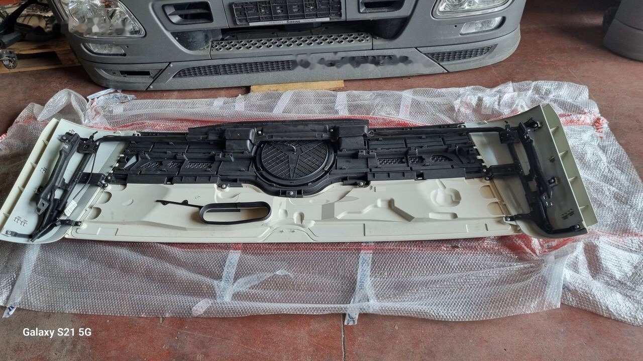 Mercedes-Benz MERCEDES ACTROS MP4 EURO 6   Mercedes-Benz ACTROS MP4 - Capotă pentru Camion: Foto 5 Mercedes-Benz MERCEDES ACTROS MP4 EURO 6   Mercedes-Benz ACTROS MP4 - Capotă pentru Camion: Foto 5