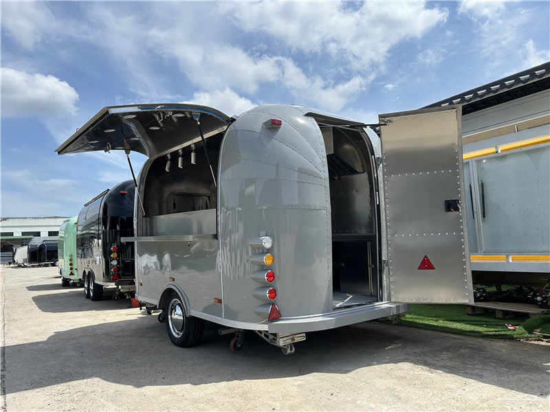 Small Food Trailer Crepes, Gelato & More | European Street Food Truck - Rulota comerciala: Foto 3 Small Food Trailer Crepes, Gelato & More | European Street Food Truck - Rulota comerciala: Foto 3