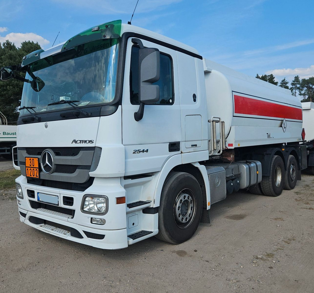 Mercedes-Benz Actros 2544 6x2 Tankwagen - Camion cisternă: Foto 1 Mercedes-Benz Actros 2544 6x2 Tankwagen - Camion cisternă: Foto 1