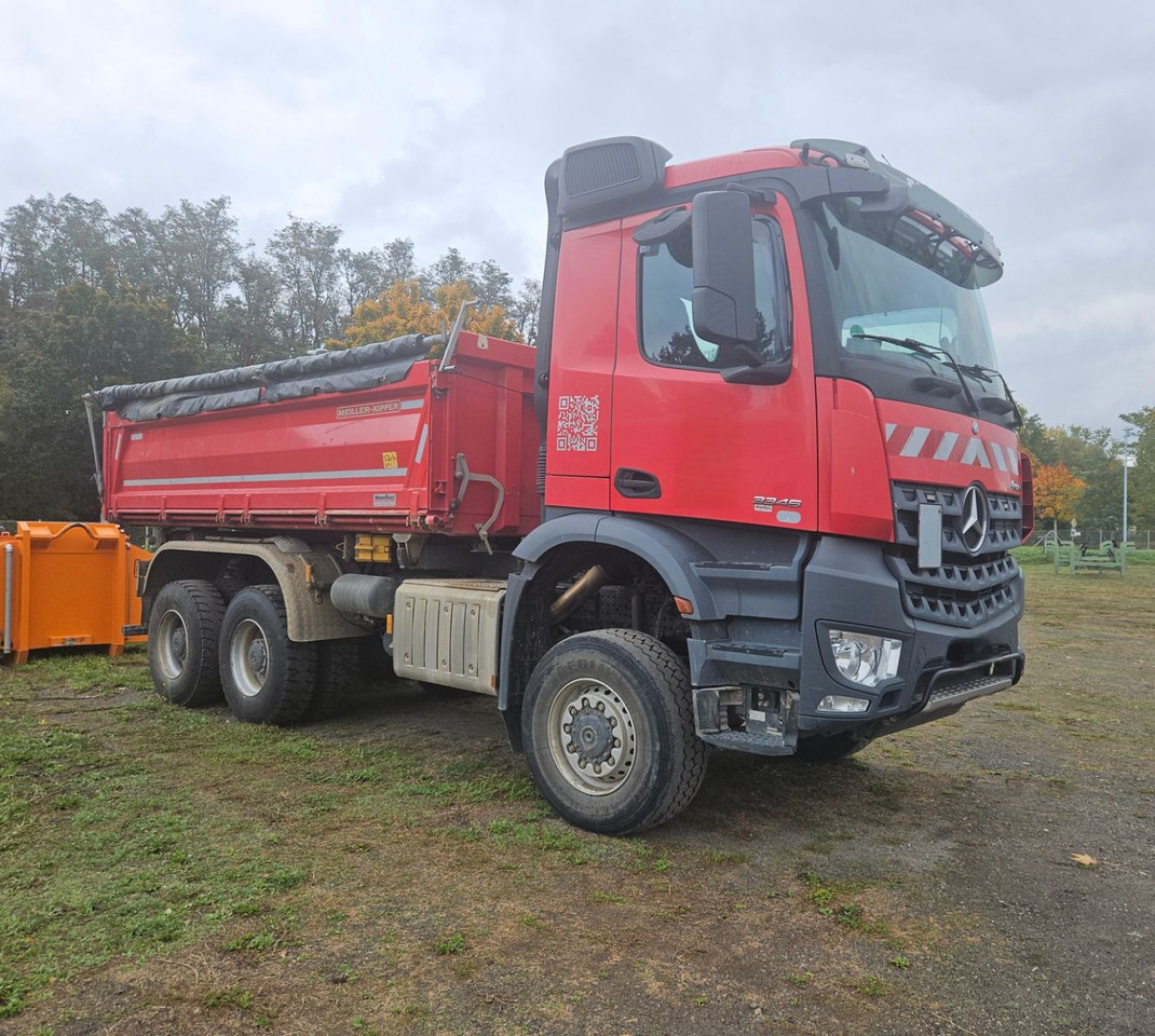 Mercedes-Benz Arocs 3346 6x6 Dreiseitenkipper mit Bordmatik - Camion basculantă: Foto 4 Mercedes-Benz Arocs 3346 6x6 Dreiseitenkipper mit Bordmatik - Camion basculantă: Foto 4
