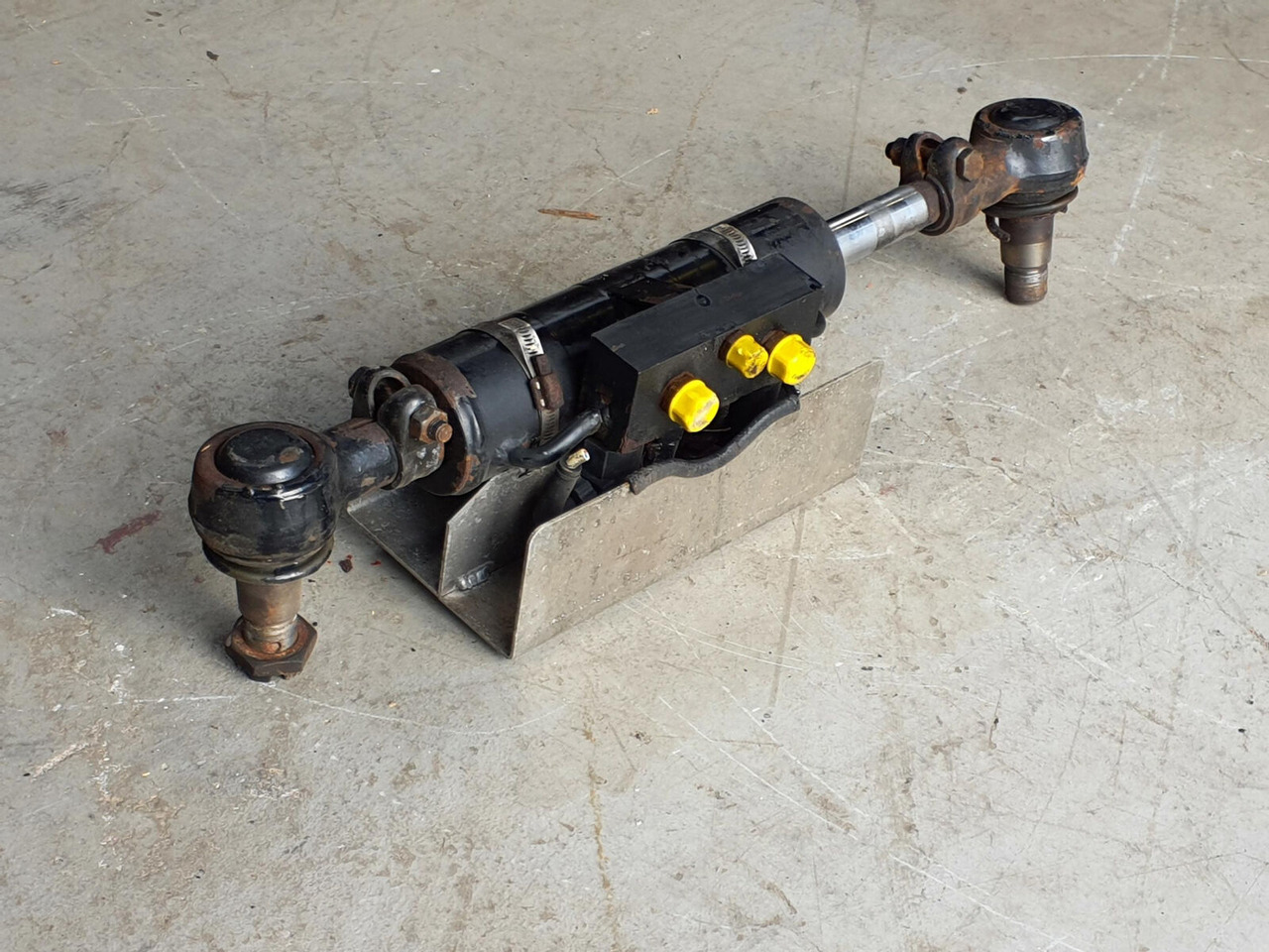 FAUN ATF 45-3 steering cilinder left axle 3 - Cilindru hidraulic pentru Automacara: Foto 4 FAUN ATF 45-3 steering cilinder left axle 3 - Cilindru hidraulic pentru Automacara: Foto 4