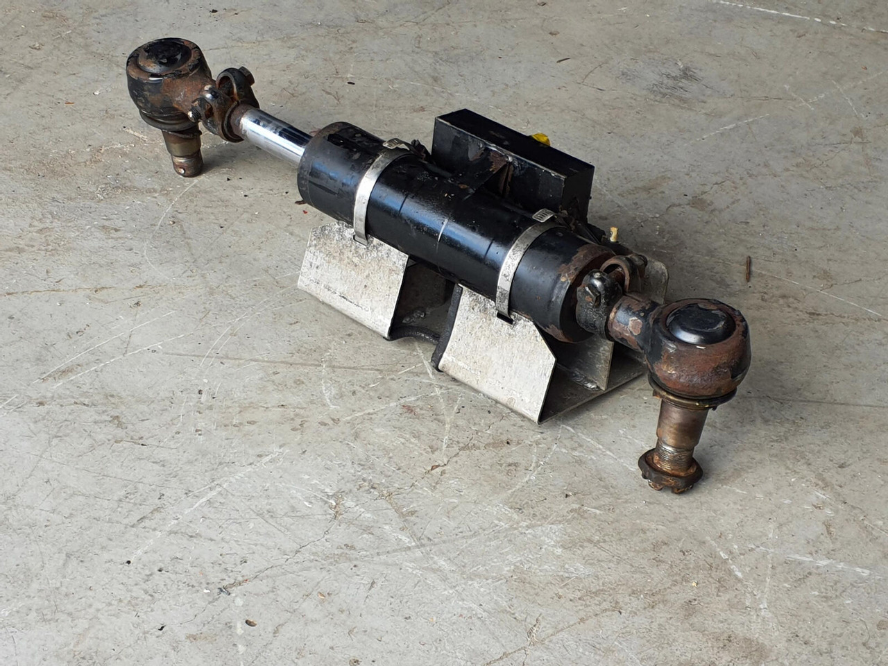FAUN ATF 45-3 steering cilinder left axle 3 - Cilindru hidraulic pentru Automacara: Foto 2 FAUN ATF 45-3 steering cilinder left axle 3 - Cilindru hidraulic pentru Automacara: Foto 2