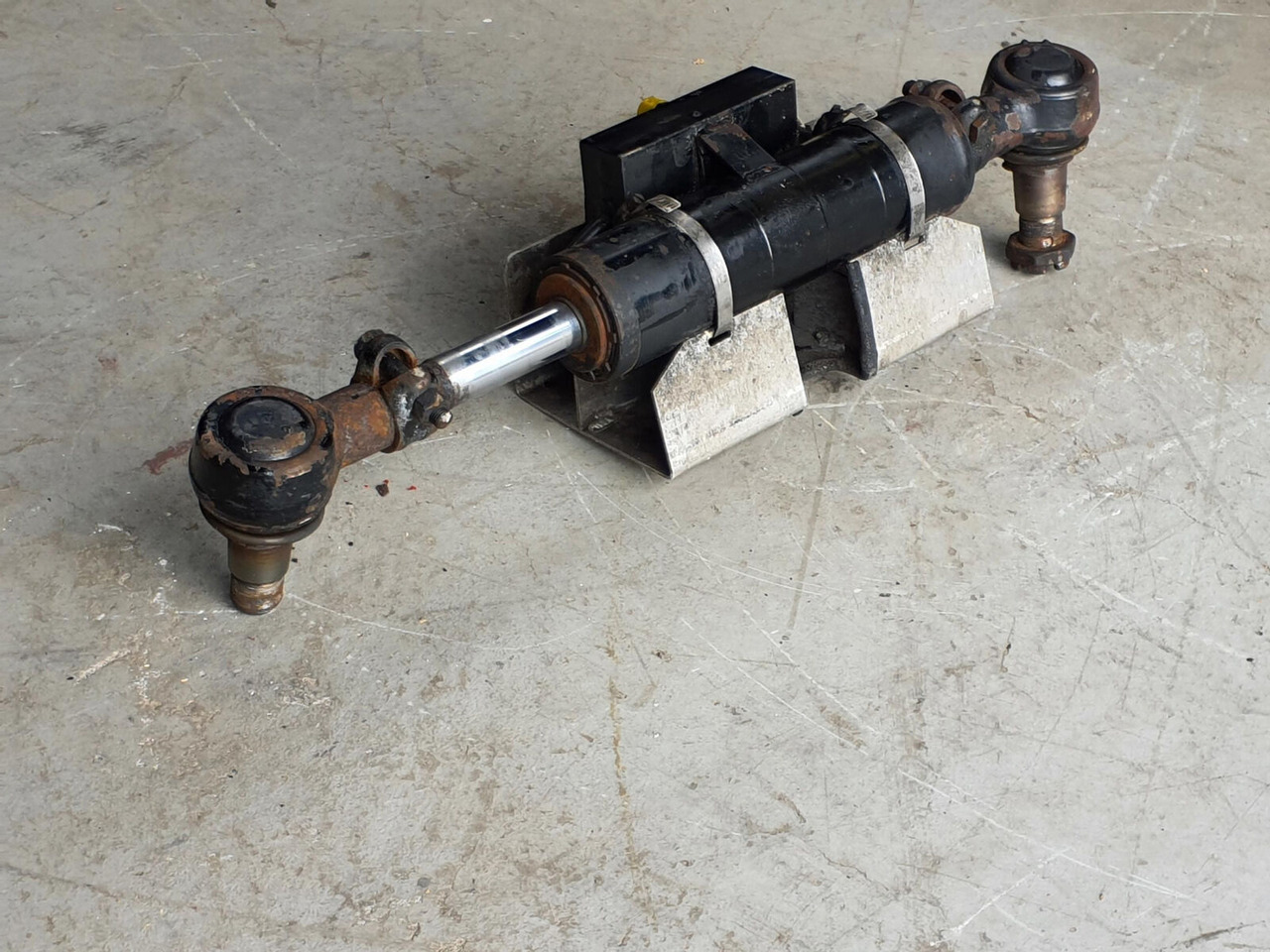 FAUN ATF 45-3 steering cilinder left axle 3 - Cilindru hidraulic pentru Automacara: Foto 1 FAUN ATF 45-3 steering cilinder left axle 3 - Cilindru hidraulic pentru Automacara: Foto 1