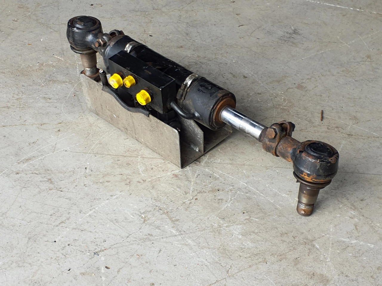 FAUN ATF 45-3 steering cilinder left axle 3 - Cilindru hidraulic pentru Automacara: Foto 3 FAUN ATF 45-3 steering cilinder left axle 3 - Cilindru hidraulic pentru Automacara: Foto 3