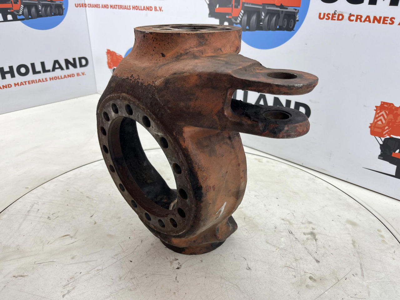 FAUN RTF 50 Steering knuckle 16 holes axle 1 left - Fuzeta pentru Macara: Foto 1 FAUN RTF 50 Steering knuckle 16 holes axle 1 left - Fuzeta pentru Macara: Foto 1