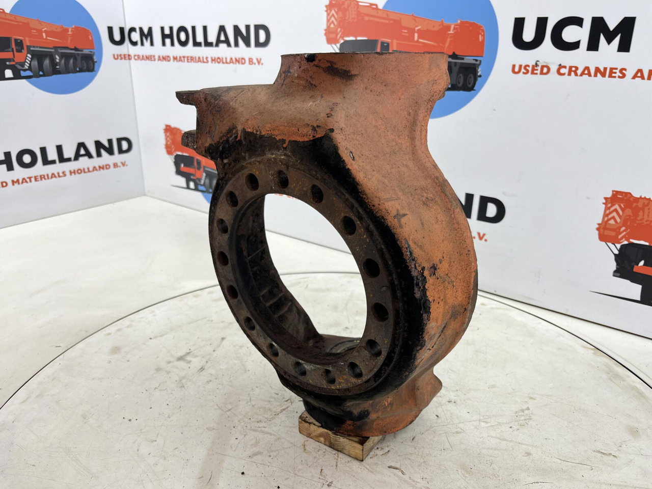 FAUN RTF 50 Steering knuckle 16 holes axle 1 right - Fuzeta pentru Automacara: Foto 1 FAUN RTF 50 Steering knuckle 16 holes axle 1 right - Fuzeta pentru Automacara: Foto 1