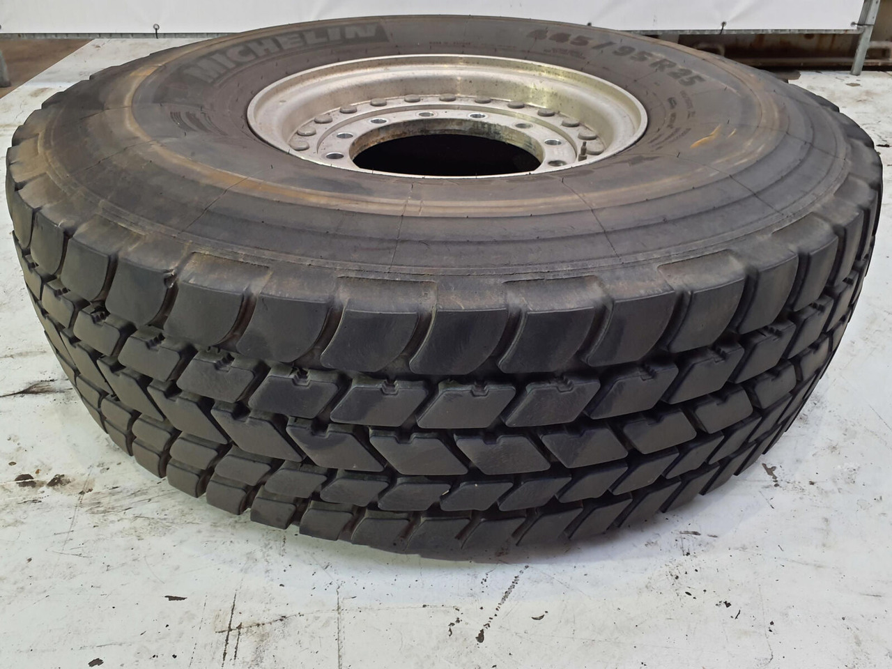 Grove Wheel 445/95R25 12 9 2p alu - Roată completă pentru Macara: Foto 1 Grove Wheel 445/95R25 12 9 2p alu - Roată completă pentru Macara: Foto 1