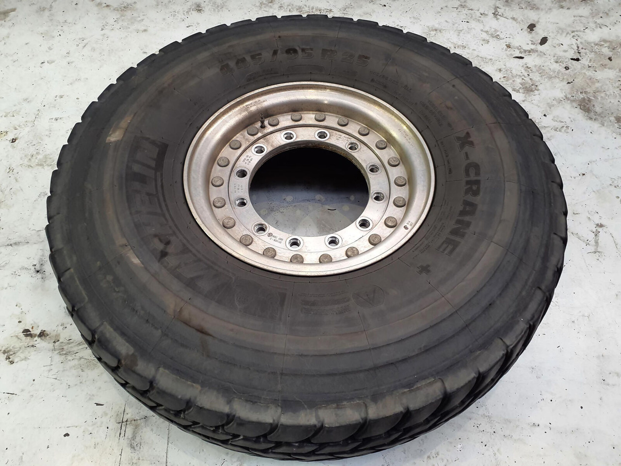 Grove Wheel 445/95R25 12 9 2p alu - Roată completă pentru Macara: Foto 3 Grove Wheel 445/95R25 12 9 2p alu - Roată completă pentru Macara: Foto 3