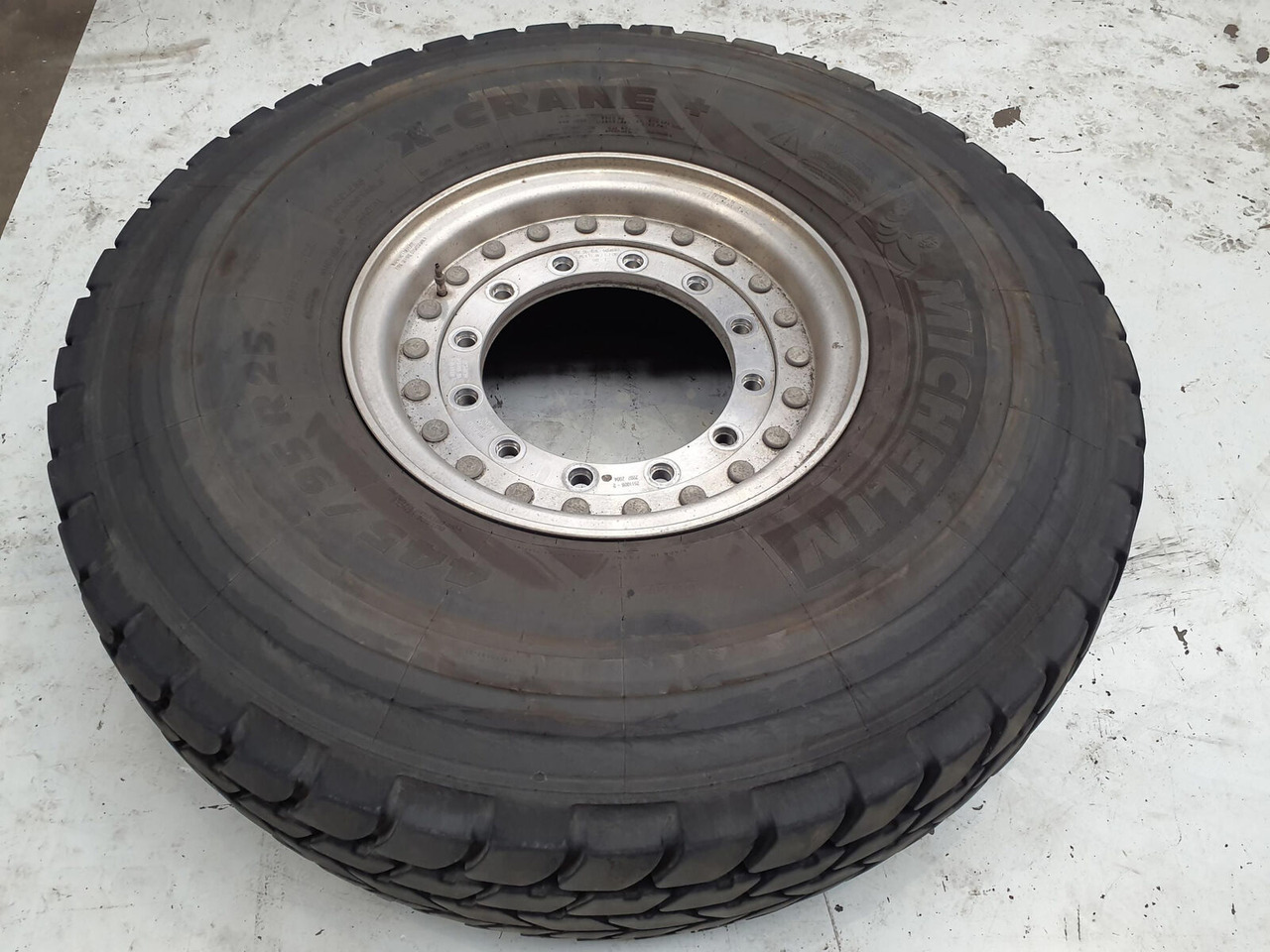 Grove Wheel 445/95R25 12 9 2p alu - Roată completă pentru Macara: Foto 2 Grove Wheel 445/95R25 12 9 2p alu - Roată completă pentru Macara: Foto 2