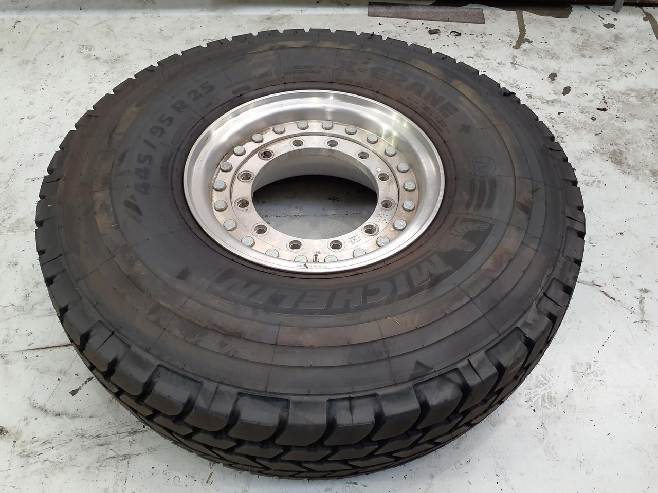 Grove Wheel 445/95R25 12 9 2p alu - Roată completă pentru Macara: Foto 3 Grove Wheel 445/95R25 12 9 2p alu - Roată completă pentru Macara: Foto 3