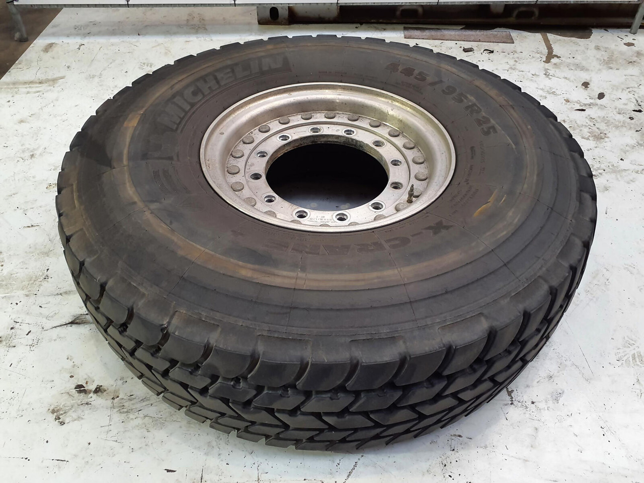 Grove Wheel 445/95R25 12 9 2p alu - Roată completă pentru Macara: Foto 2 Grove Wheel 445/95R25 12 9 2p alu - Roată completă pentru Macara: Foto 2