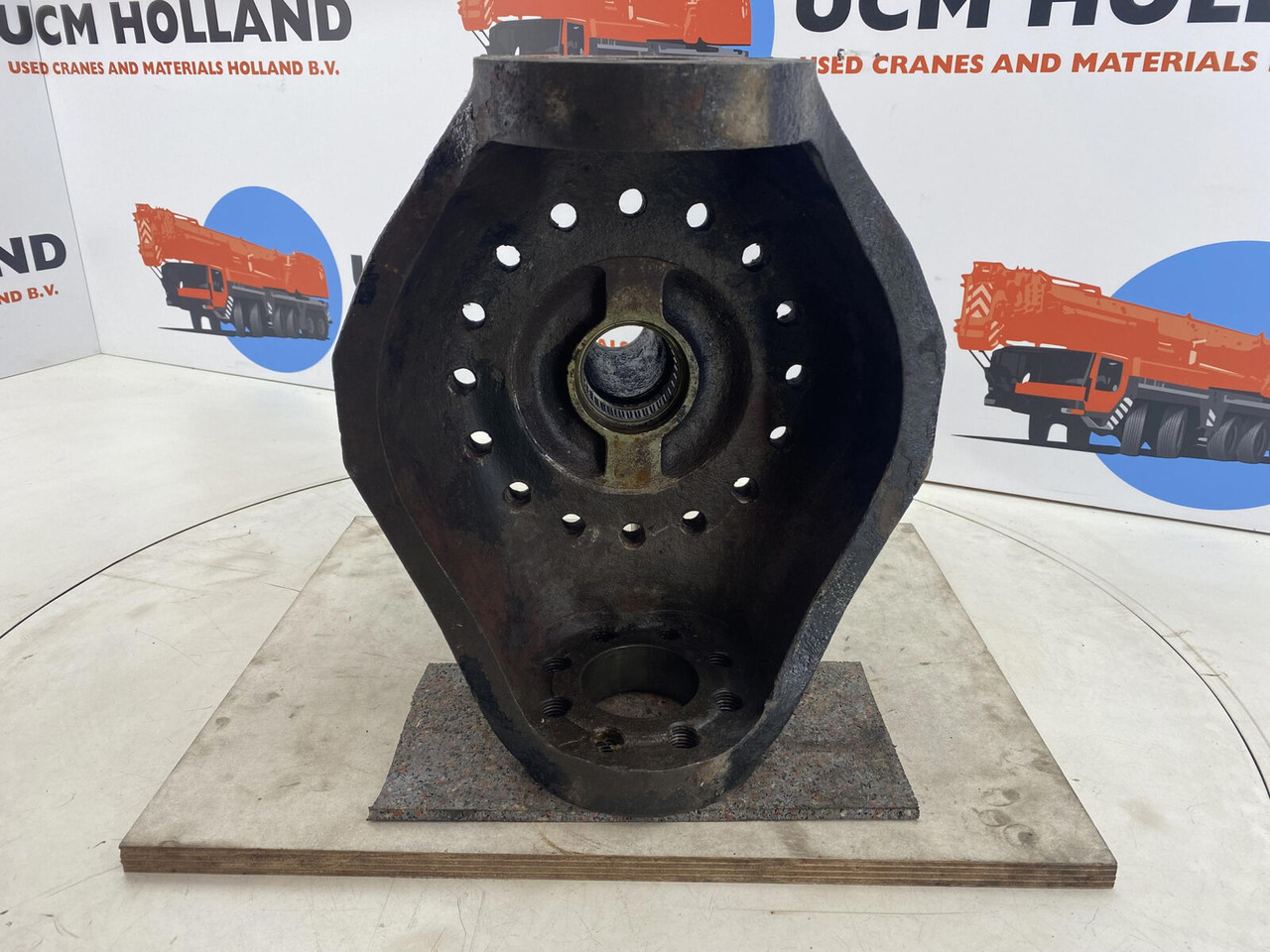 Liebherr LTM 1035 Steering knuckle 16 holes axle 1 - Fuzeta pentru Automacara: Foto 5 Liebherr LTM 1035 Steering knuckle 16 holes axle 1 - Fuzeta pentru Automacara: Foto 5