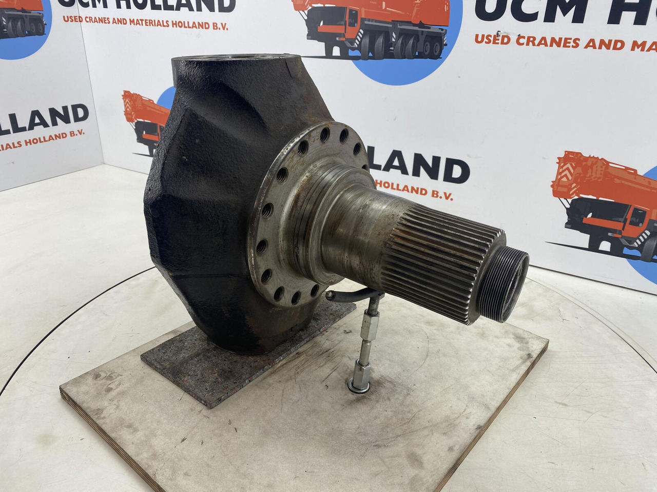 Liebherr LTM 1035 Steering knuckle 16 holes axle 1 - Fuzeta pentru Automacara: Foto 3 Liebherr LTM 1035 Steering knuckle 16 holes axle 1 - Fuzeta pentru Automacara: Foto 3