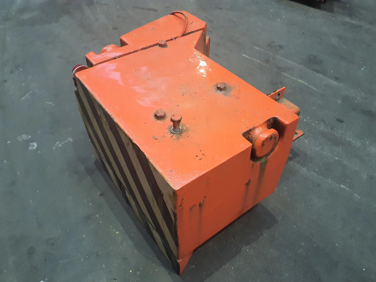 Terex AC 155 counterweight 1.2t + 0,3t right - Contragreutate pentru Automacara: Foto 4 Terex AC 155 counterweight 1.2t + 0,3t right - Contragreutate pentru Automacara: Foto 4