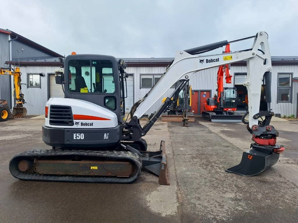 Bobcat MYYTY! SOLD! E50 PYÖRITTÄJÄLLÄ - Mini excavator: Foto 5 Bobcat MYYTY! SOLD! E50 PYÖRITTÄJÄLLÄ - Mini excavator: Foto 5