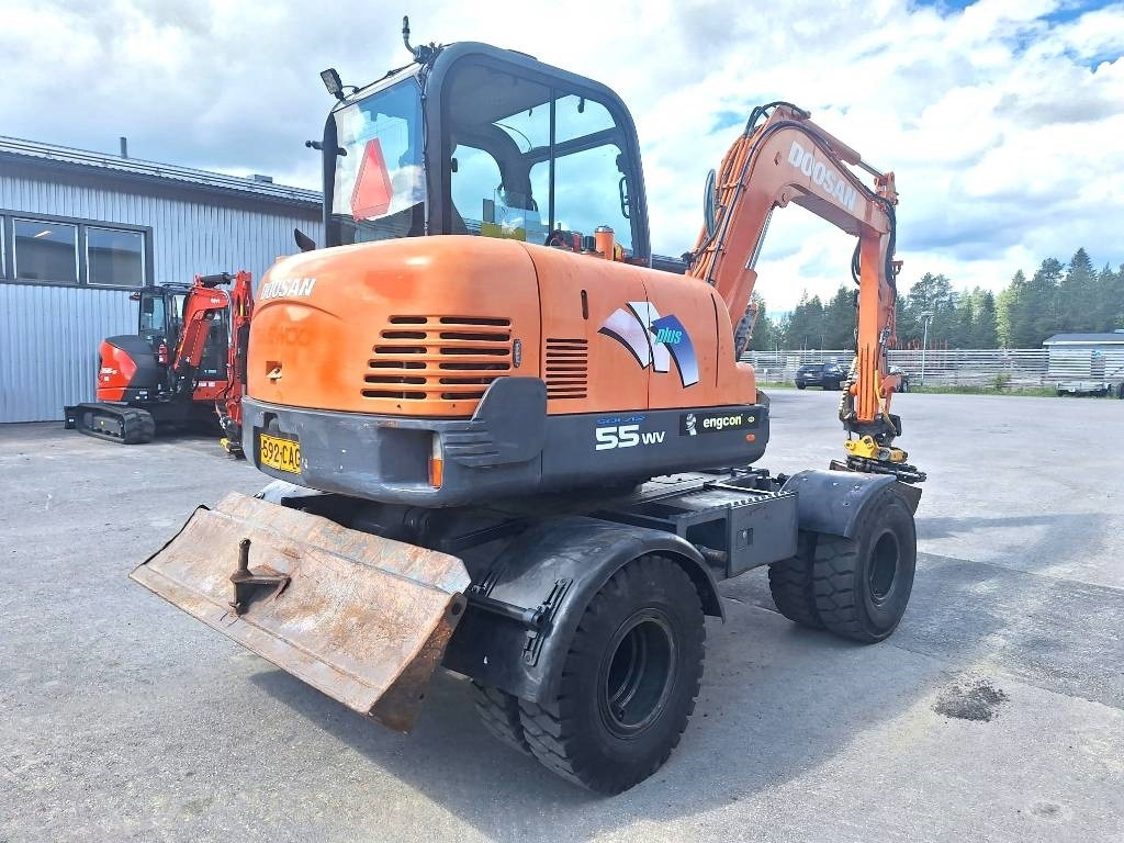 Doosan S55W PYÖRITTÄJÄLLÄ - Excavator pe roţi: Foto 4 Doosan S55W PYÖRITTÄJÄLLÄ - Excavator pe roţi: Foto 4
