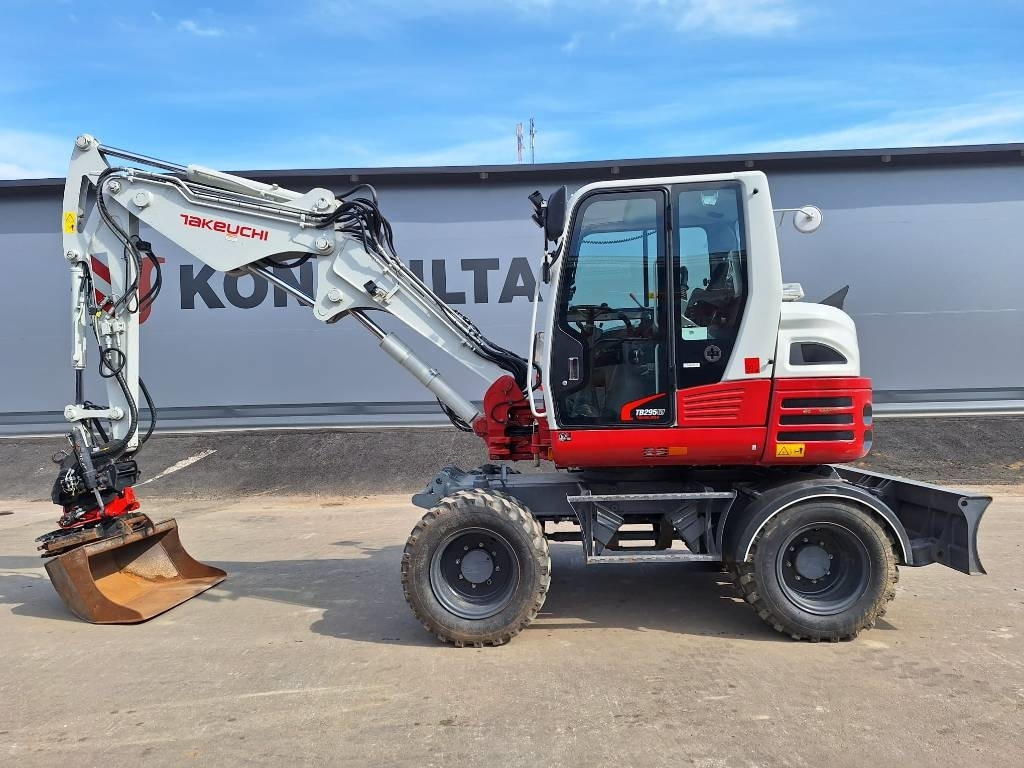 Takeuchi TB295W KÄRRY, PYÖRITTÄJÄ, 5-KAUHAA - Excavator pe roţi: Foto 1 Takeuchi TB295W KÄRRY, PYÖRITTÄJÄ, 5-KAUHAA - Excavator pe roţi: Foto 1