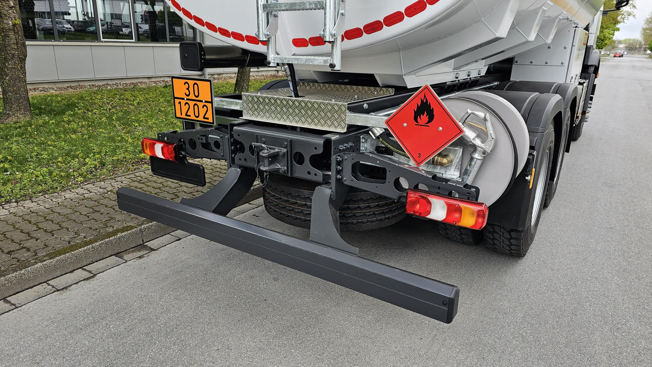 Camion cisternă pentru transport de combustibili nou MERCEDES-BENZ Actros 3340 ADR Euro 3: Foto 10