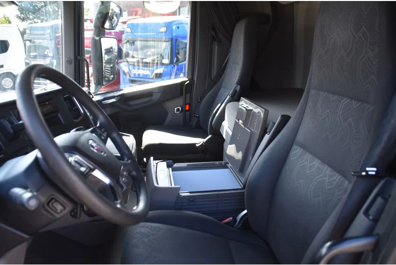 Scania S450 NGS 4x2NB - FULL AIR - RETARDER - ACC - AIRCO - 2 x FUEL TANKS - TOP CONDITION - - Cap tractor: Foto 5 Scania S450 NGS 4x2NB - FULL AIR - RETARDER - ACC - AIRCO - 2 x FUEL TANKS - TOP CONDITION - - Cap tractor: Foto 5