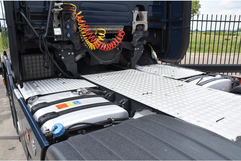 Scania S520 V8 NGS 6x2/4NB - RETARDER - FULL AIR - PARK. AIRCO - ACC - 2 x FUEL TANKS - LED LIGHTS - TOP CONDITION - - Cap tractor: Foto 4 Scania S520 V8 NGS 6x2/4NB - RETARDER - FULL AIR - PARK. AIRCO - ACC - 2 x FUEL TANKS - LED LIGHTS - TOP CONDITION - - Cap tractor: Foto 4