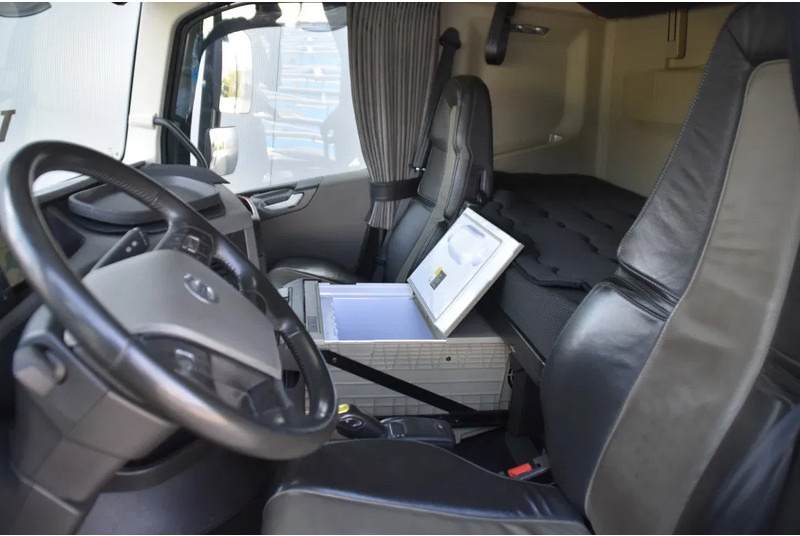 Volvo FH 16.750 Globetrotter XL 6x2 - RETARDER - FULL AIR - PARK. AIRCO - DYNAMIC STEERING - SLIDING FIFTH WHEEL - ALCOA'S - TOP CONDI - Cap tractor: Foto 5 Volvo FH 16.750 Globetrotter XL 6x2 - RETARDER - FULL AIR - PARK. AIRCO - DYNAMIC STEERING - SLIDING FIFTH WHEEL - ALCOA'S - TOP CONDI - Cap tractor: Foto 5