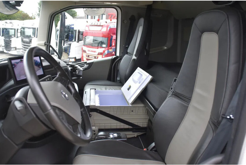 Volvo FH 500 Globe 8x2/4 - 147 TKM - PARK. AIRCO - 10 TONS FRONT AXLE - LEATHER SEATS - PTO - LED LIGHTS - TOP CONDITION - - Camion şasiu: Foto 5 Volvo FH 500 Globe 8x2/4 - 147 TKM - PARK. AIRCO - 10 TONS FRONT AXLE - LEATHER SEATS - PTO - LED LIGHTS - TOP CONDITION - - Camion şasiu: Foto 5