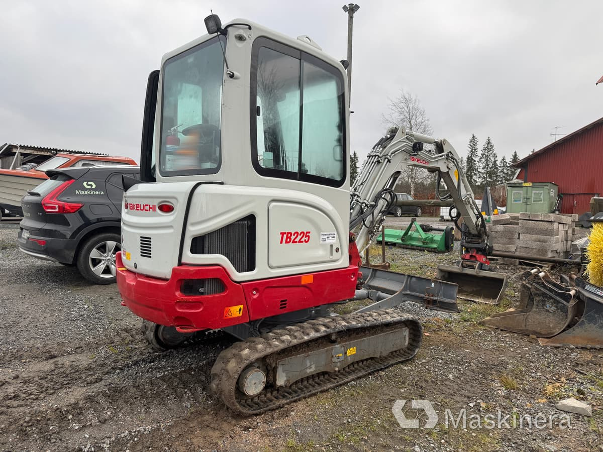 Grävmaskin Takeuchi TB225 - Excavator pe şenile: Foto 4 Grävmaskin Takeuchi TB225 - Excavator pe şenile: Foto 4
