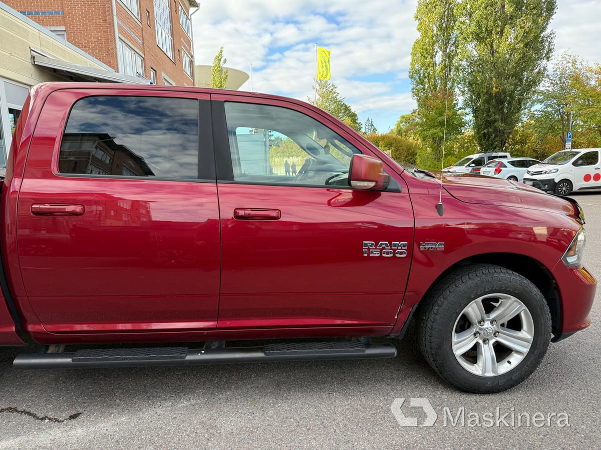 Pickup Dodge Ram 1500 Crew Cab 5.7L V8 HEMI - Autoutilitară compactă: Foto 4 Pickup Dodge Ram 1500 Crew Cab 5.7L V8 HEMI - Autoutilitară compactă: Foto 4