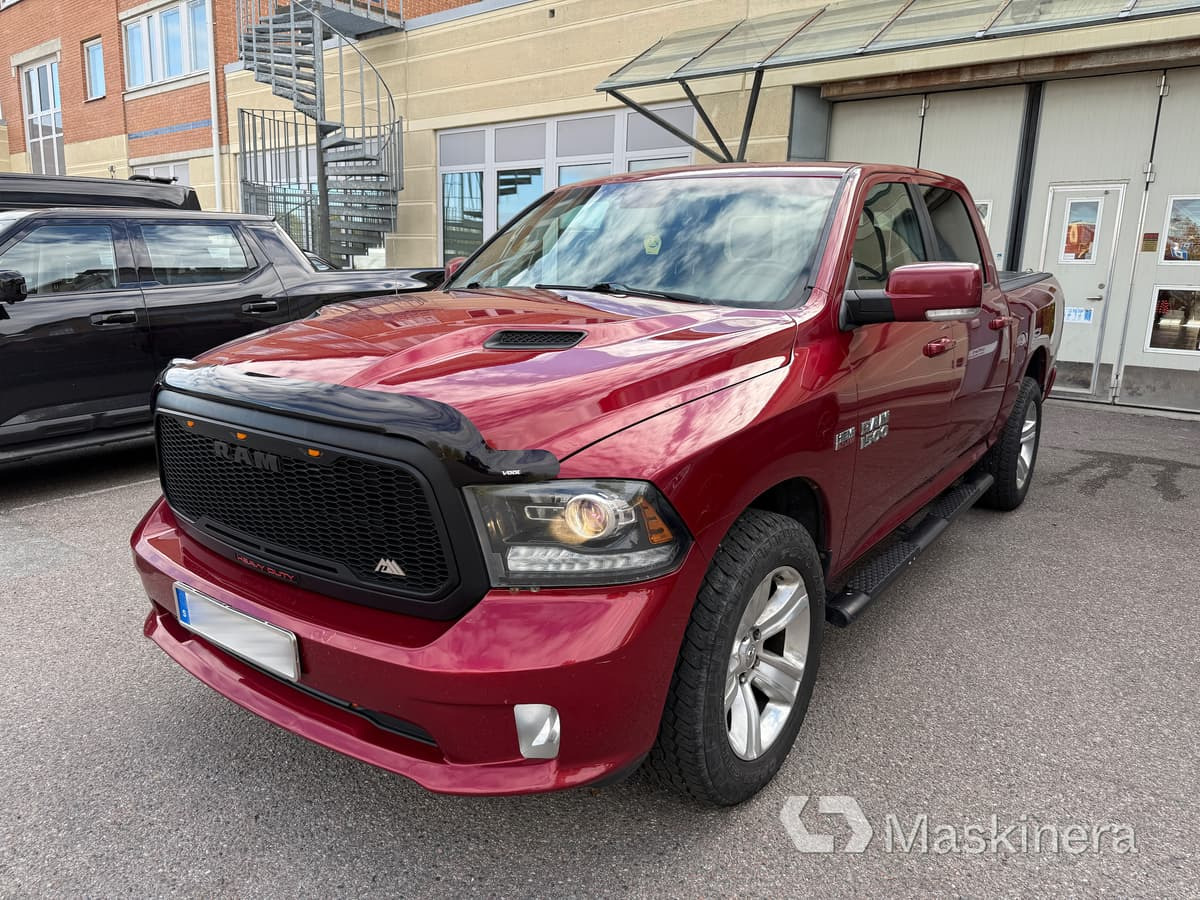 Pickup Dodge Ram 1500 Crew Cab 5.7L V8 HEMI - Autoutilitară compactă: Foto 1 Pickup Dodge Ram 1500 Crew Cab 5.7L V8 HEMI - Autoutilitară compactă: Foto 1