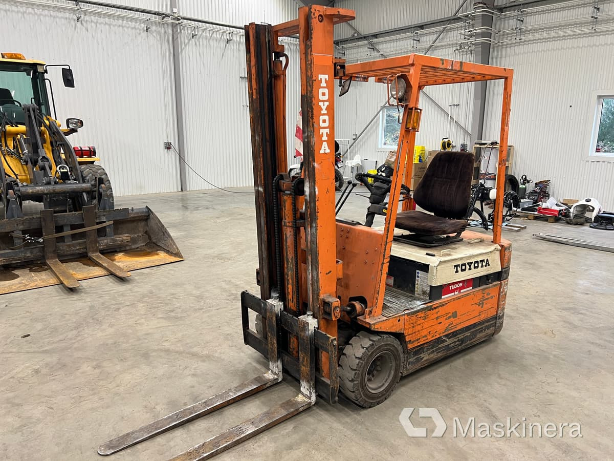 Truck Atlet - Stivuitor cu catarg retractabil: Foto 4 Truck Atlet - Stivuitor cu catarg retractabil: Foto 4