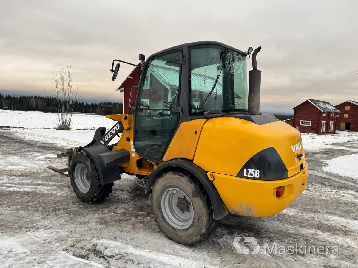 Volvo L25BV-P Hjullastare Volvo L25B med tillbehör - Încărcător frontal pe pneuri: Foto 3 Volvo L25BV-P Hjullastare Volvo L25B med tillbehör - Încărcător frontal pe pneuri: Foto 3